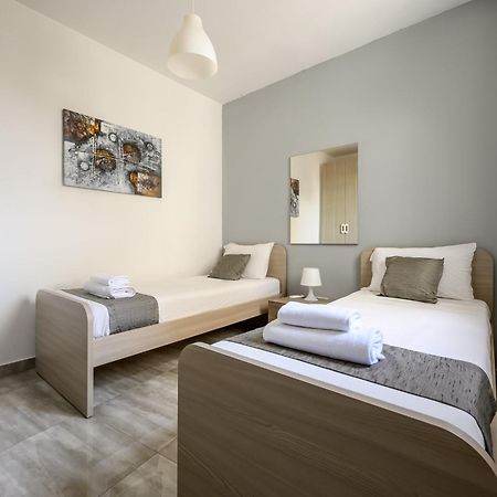 F11 Room 2, Private Room Two Single Beds Shared Bathroom In Shared Flat Msida Luaran gambar