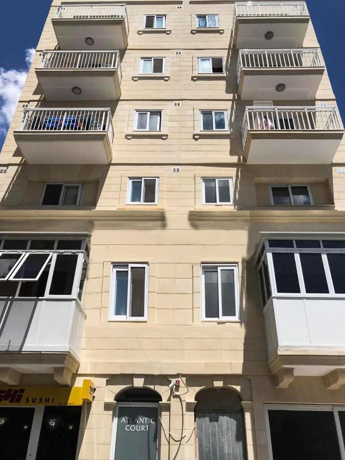 F11 Room 2, Private Room Two Single Beds Shared Bathroom In Shared Flat Msida Luaran gambar