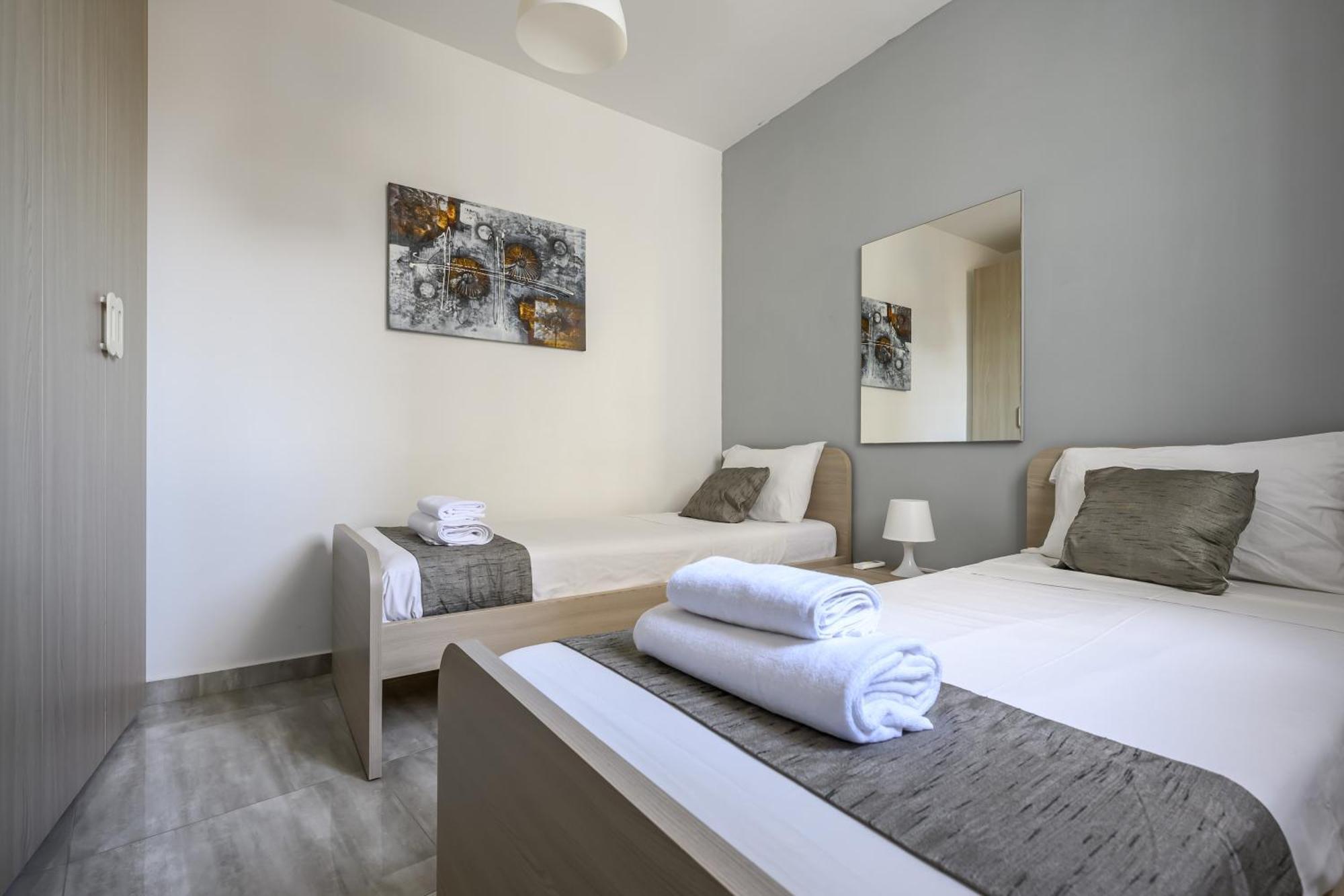 F11 Room 2, Private Room Two Single Beds Shared Bathroom In Shared Flat Msida Luaran gambar