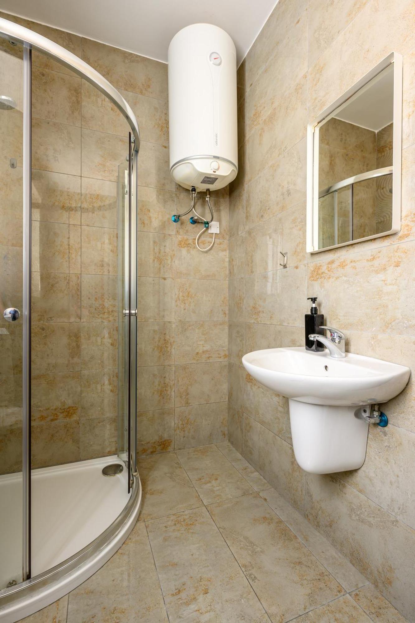 F11 Room 2, Private Room Two Single Beds Shared Bathroom In Shared Flat Msida Luaran gambar