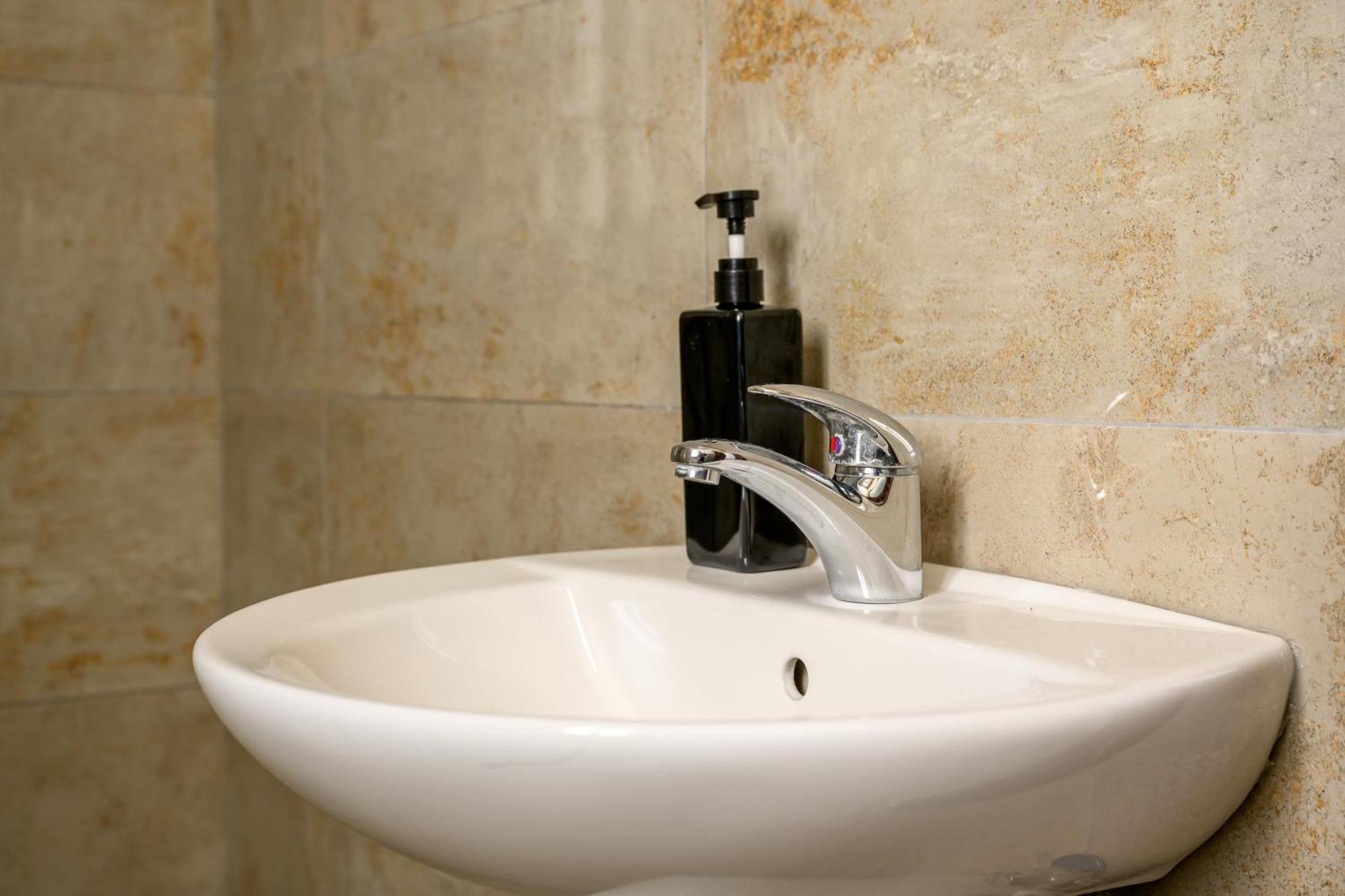 F11 Room 2, Private Room Two Single Beds Shared Bathroom In Shared Flat Msida Luaran gambar