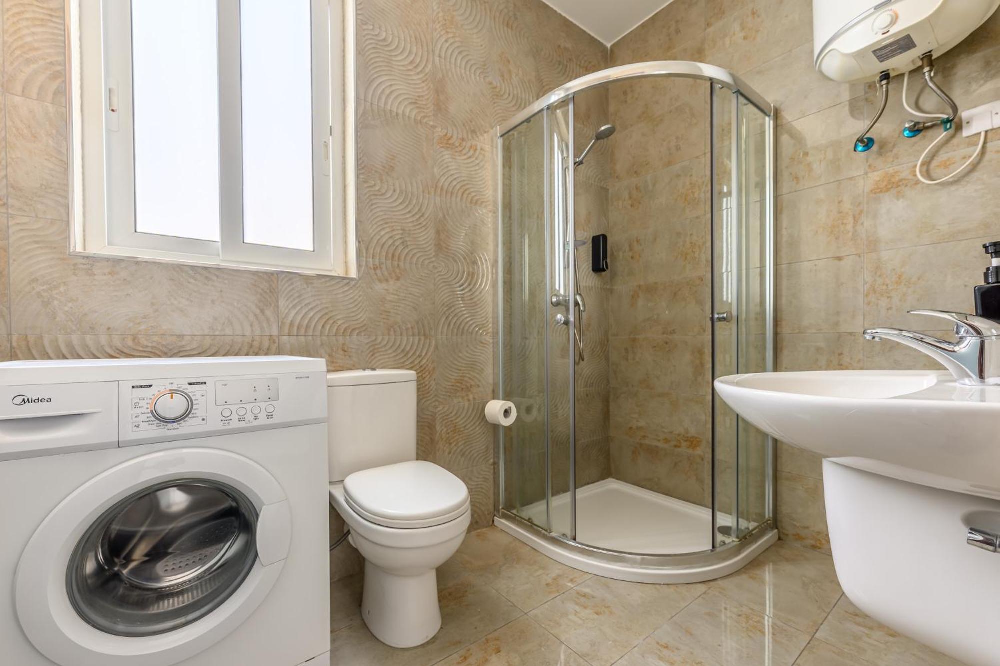 F11 Room 2, Private Room Two Single Beds Shared Bathroom In Shared Flat Msida Luaran gambar
