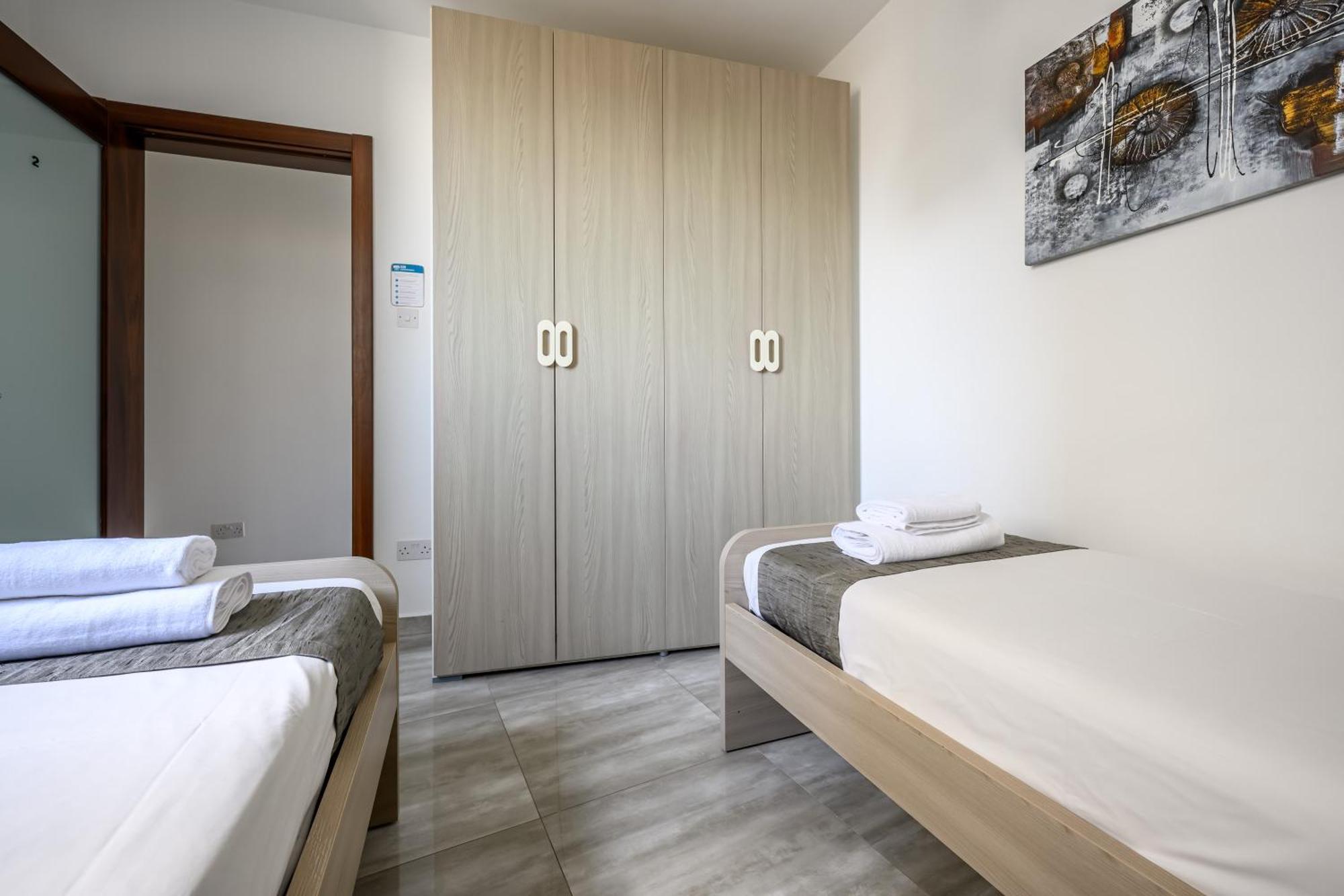 F11 Room 2, Private Room Two Single Beds Shared Bathroom In Shared Flat Msida Luaran gambar