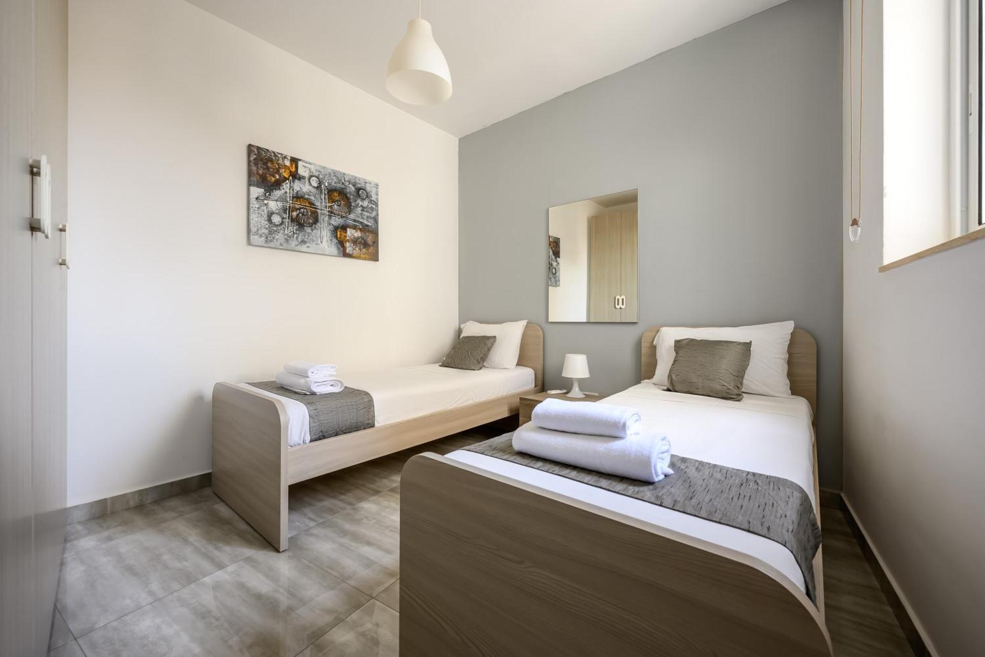 F11 Room 2, Private Room Two Single Beds Shared Bathroom In Shared Flat Msida Luaran gambar