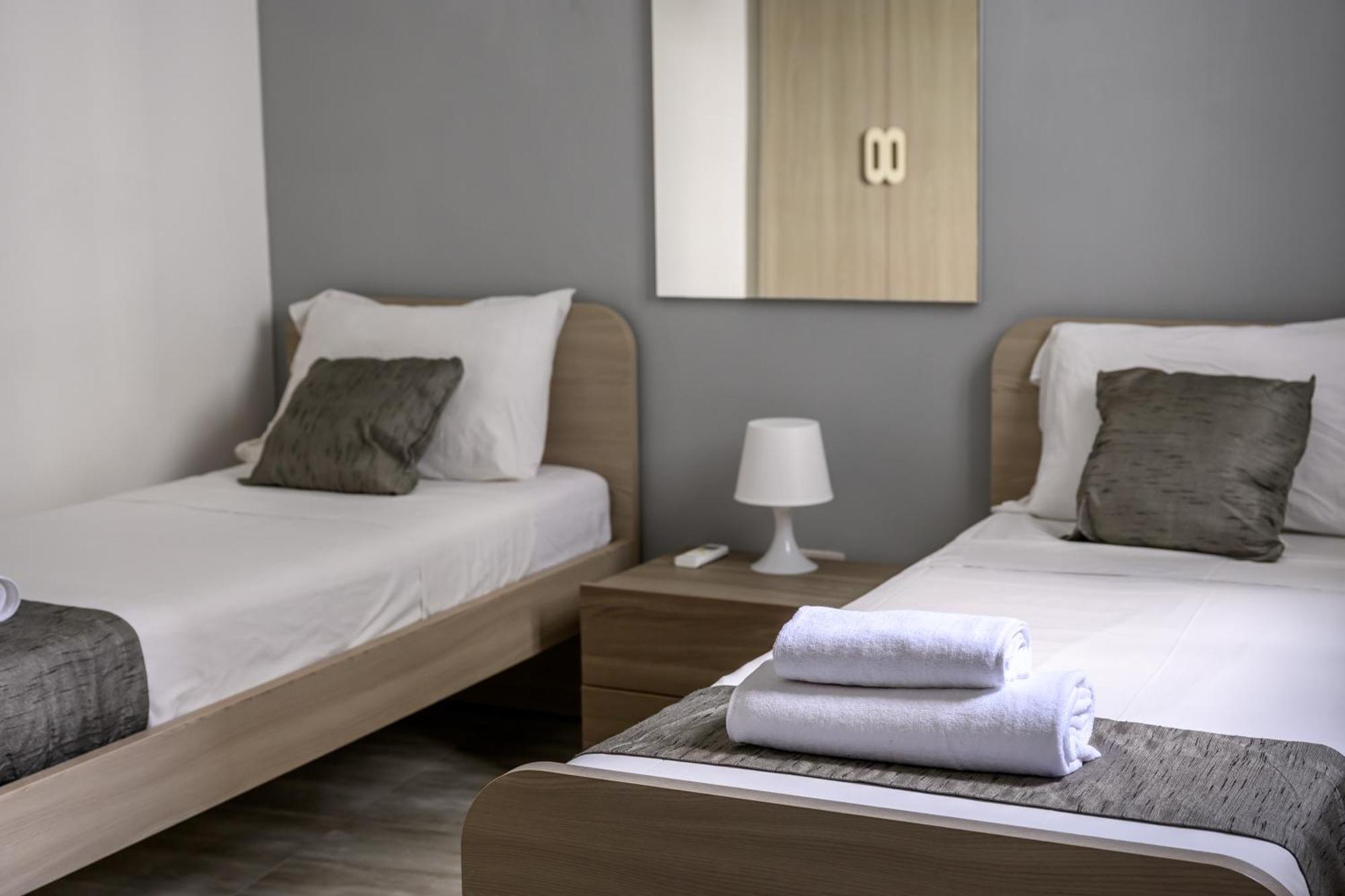 F11 Room 2, Private Room Two Single Beds Shared Bathroom In Shared Flat Msida Luaran gambar