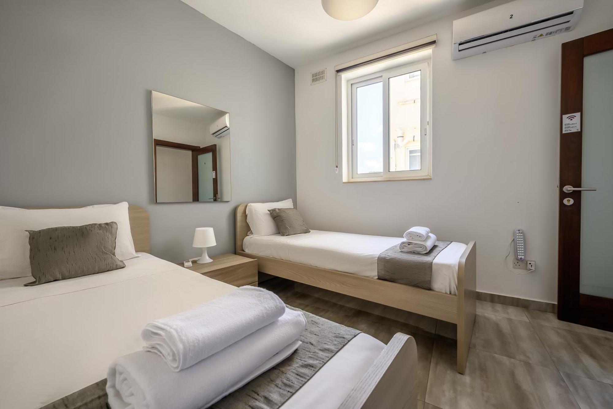 F11 Room 2, Private Room Two Single Beds Shared Bathroom In Shared Flat Msida Luaran gambar